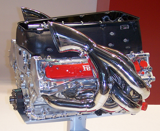 Motor de un auto Ferrari de la carrera Fórmula 1