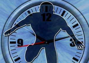 Silueta humana corriendo con un reloj de fondo